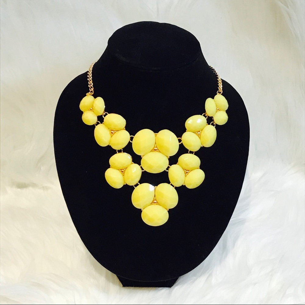 Statement necklace yellow and gold
